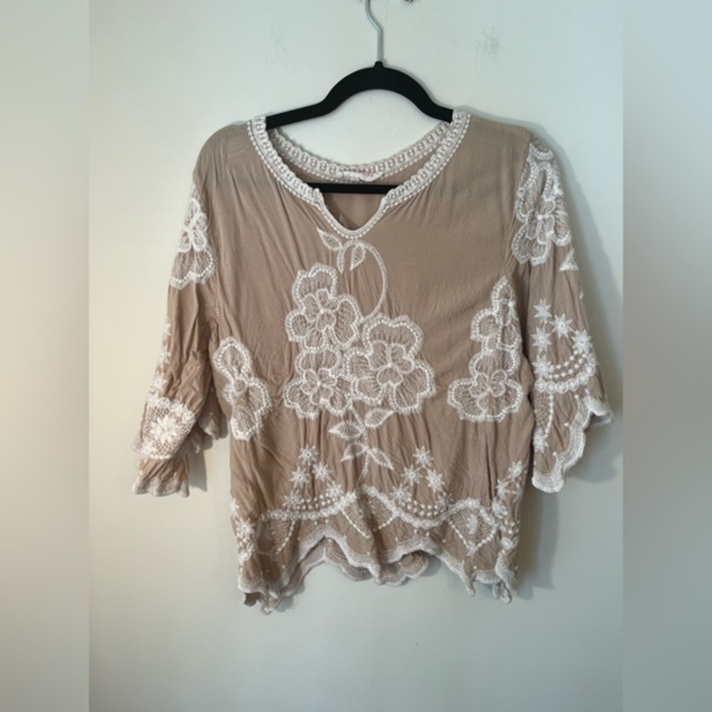 Solitaire Women's Top Cream with Floral Stitching Size XLarge